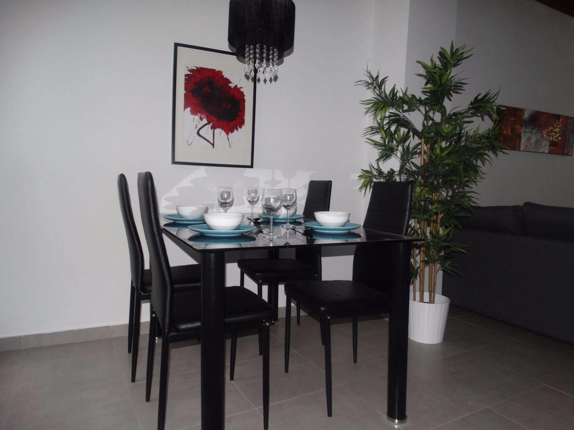 - Nuno Gomez, 24 Apartament Màlaga