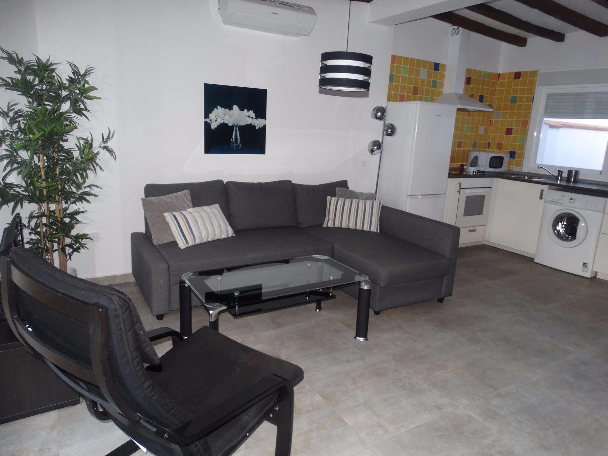 - Nuno Gomez, 24 Apartament